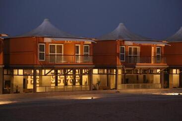 هتل The Fern Leo Beach Resort