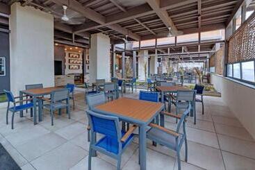 هتل The Fern Leo Beach Resort
