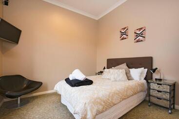 هاستل The Prince Albert Backpackers & Bar