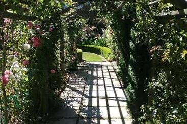 تختخواب و صبحانه Marchmont Gardens