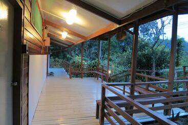هتل Mile 36 Lodge