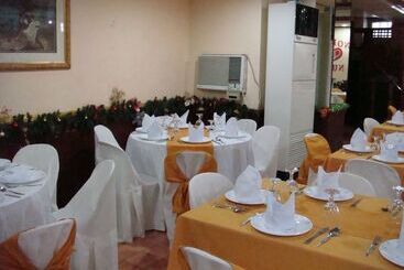 هتل Plaza Maria Luisa Suites Inn