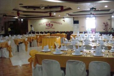 هتل Plaza Maria Luisa Suites Inn