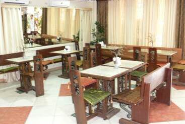هتل Plaza Maria Luisa Suites Inn