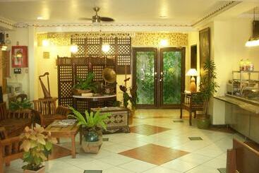 هتل Plaza Maria Luisa Suites Inn