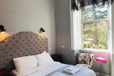 پانسیون Allison House 16