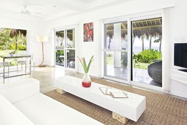 استراحتگاه Salaya Beach Houses
