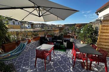 تختخواب و صبحانه Mansarda Valù Apartment