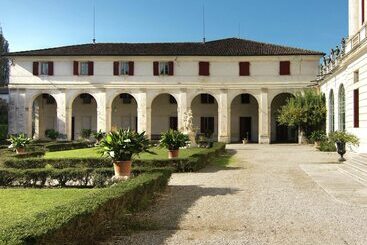 Отель Historic Venetian Style Castle In Piombino Dese With Pool