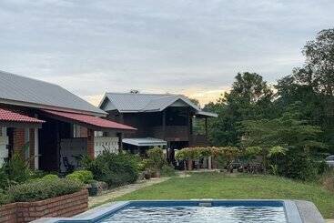 هتل Hujung Kampung