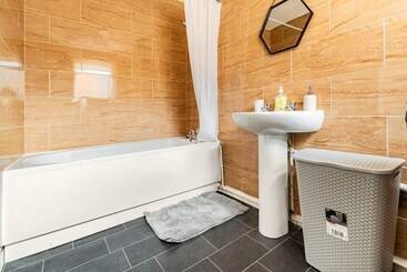 اقامتگاه Immaculate 4 Bed House Near Anfield And Goodison