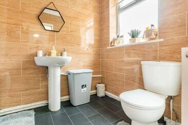 اقامتگاه Immaculate 4 Bed House Near Anfield And Goodison