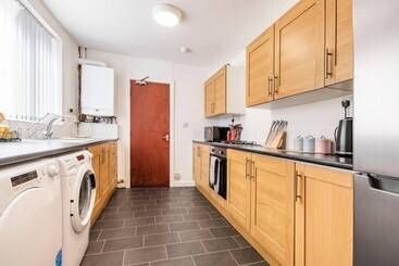 اقامتگاه Immaculate 4 Bed House Near Anfield And Goodison
