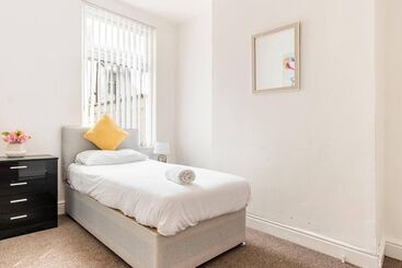 اقامتگاه Immaculate 4 Bed House Near Anfield And Goodison