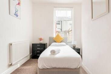 اقامتگاه Immaculate 4 Bed House Near Anfield And Goodison