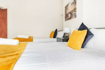 اقامتگاه Immaculate 4 Bed House Near Anfield And Goodison