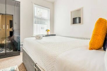 اقامتگاه Immaculate 4 Bed House Near Anfield And Goodison