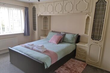 اقامتگاه Stunning 4 Bed House In Walsall