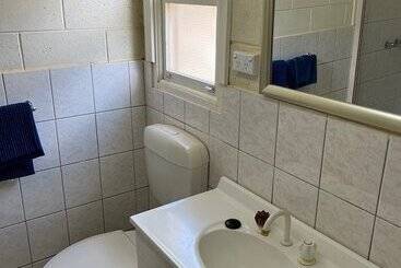 استراحتگاه Broken Hill Outback View Holiday Park