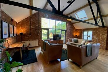Stunning 3bd Character House Near Coleshill