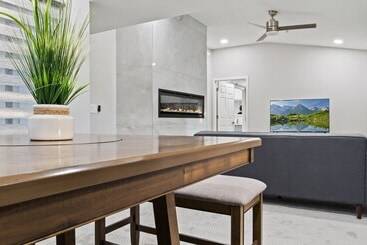 Luxury Paradise Valley Condo, Complete Remodel!