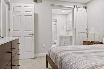 Luxury Paradise Valley Condo, Complete Remodel!