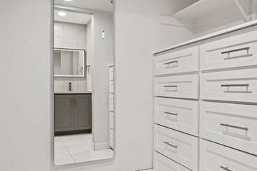 Luxury Paradise Valley Condo, Complete Remodel!