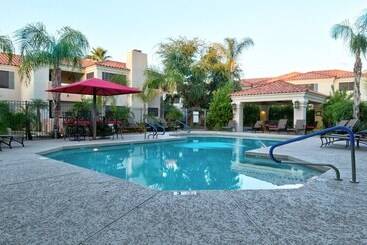 Luxury Paradise Valley Condo, Complete Remodel!