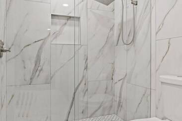 Luxury Paradise Valley Condo, Complete Remodel!