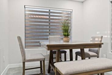 Luxury Paradise Valley Condo, Complete Remodel!