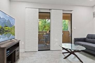 Luxury Paradise Valley Condo, Complete Remodel!