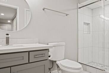 Luxury Paradise Valley Condo, Complete Remodel!