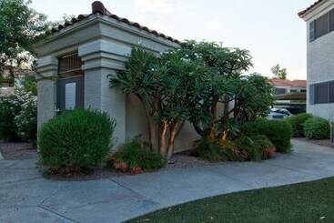 Luxury Paradise Valley Condo, Complete Remodel!