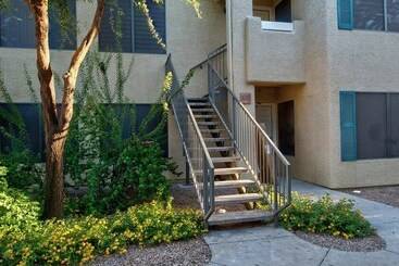 Luxury Paradise Valley Condo, Complete Remodel!