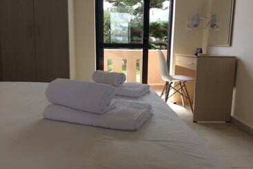 تختخواب و صبحانه Elena Rooms