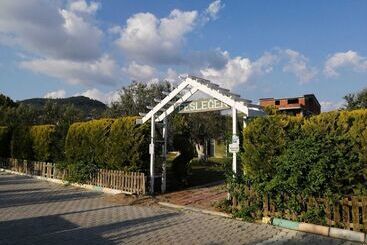 تختخواب و صبحانه Fesleğen Bungalow