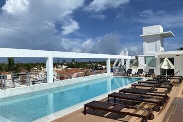 هتل Aventura Deluxe Suites Rooftop Pool