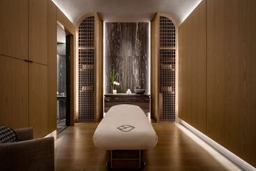 هتل Fairmont Century Plaza Gold Experience