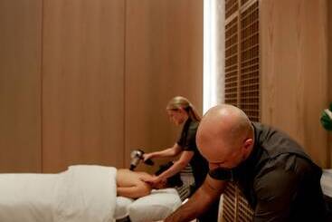 هتل Fairmont Century Plaza Gold Experience