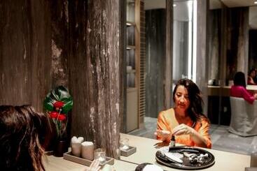 هتل Fairmont Century Plaza Gold Experience