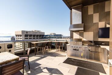 هتل Furnished Apartments On Pine Street