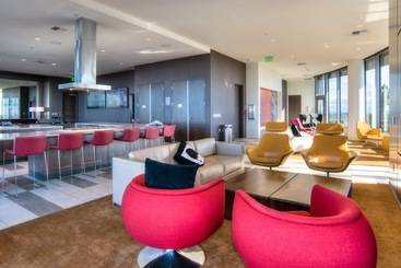 هتل Furnished Apartments On Pine Street