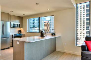 هتل Furnished Apartments On Pine Street