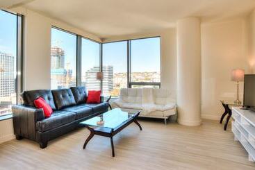 هتل Furnished Apartments On Pine Street
