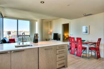 هتل Furnished Apartments On Pine Street