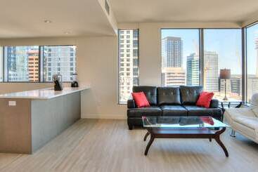 هتل Furnished Apartments On Pine Street
