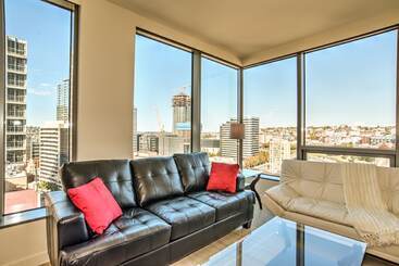 هتل Furnished Apartments On Pine Street