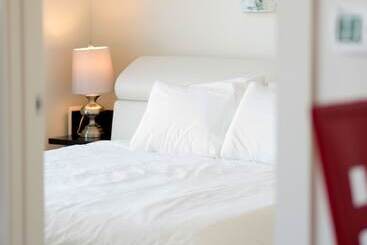 هتل Furnished Apartments On Pine Street