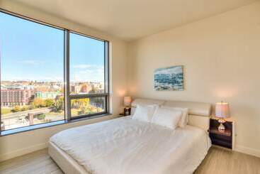 هتل Furnished Apartments On Pine Street