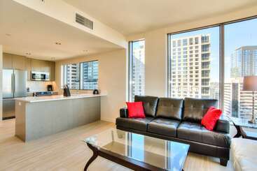 هتل Furnished Apartments On Pine Street